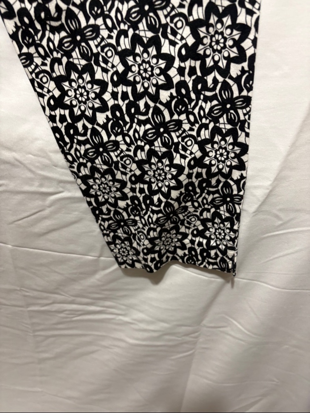 Madison Black & White Floral-Print Capris - Picture 7 of 7